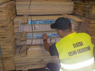 Palimy coraz mniej papierosów z przemytu. Ale i tak liczy się je w miliardach