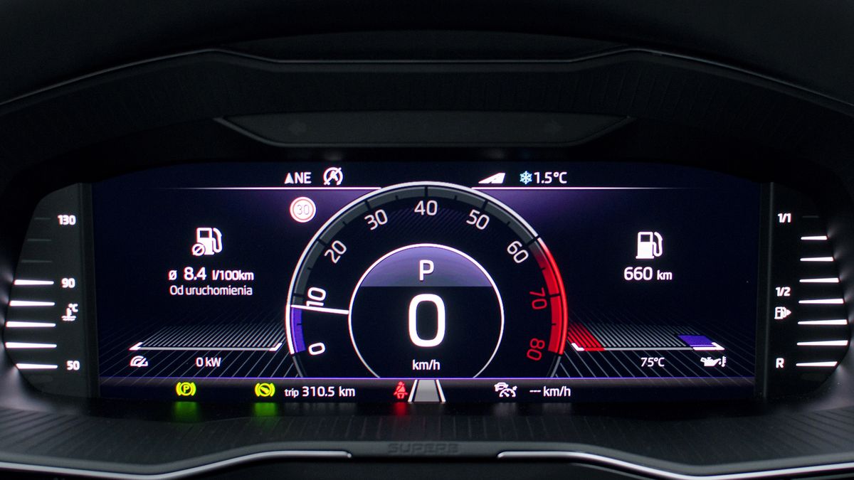 Ile pali ten samochód? Od uruchomienia 8,4 l/100 km. Kiedy został uruchomiony? Tego zdjęcie nie przedstawia.