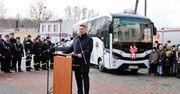 Uczniowie dostali nowy autobus. Przekazał go minister Czarnek