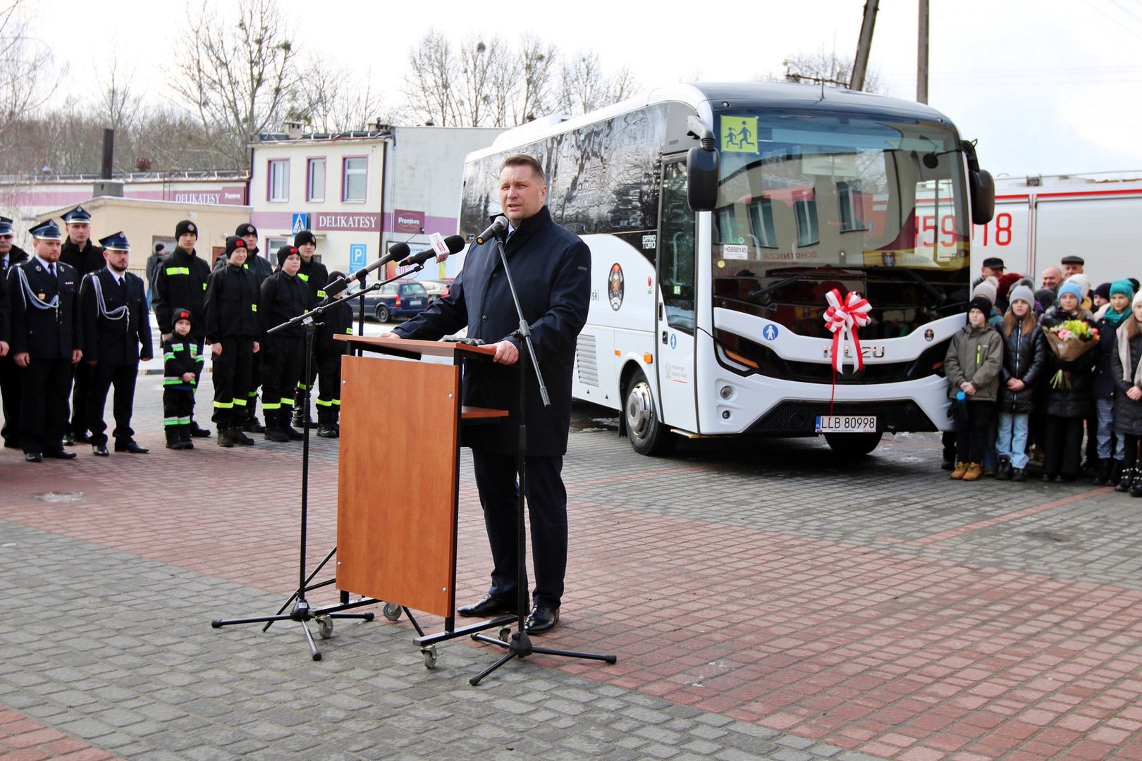 Uczniowie dostali nowy autobus. Przekazał go minister Czarnek