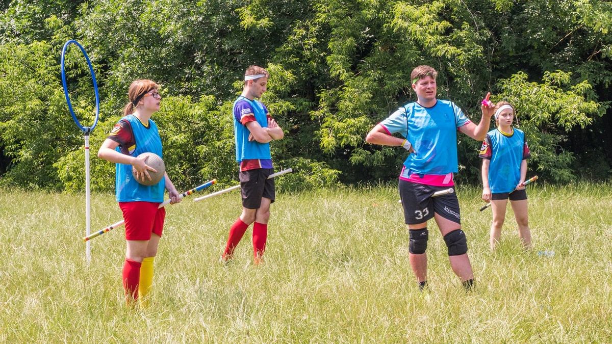 Zawodnicy w czasie meczu Quidditcha