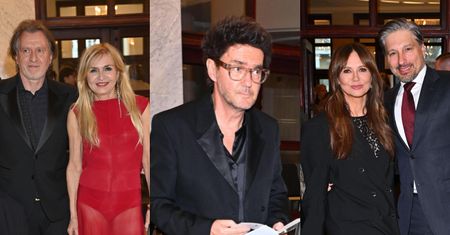 Kinga Rusin z ukochanym Markiem, Monika Olejnik i Kuba Wojewódzki mkną do Teatru Narodowego na premierę "Hamleta"