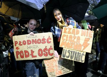 Trwają protesty w rocznicę wyroku TK. "My, kobiety, żyjemy w strachu"