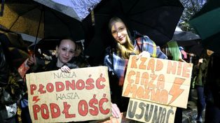 Trwają protesty w rocznicę wyroku TK. "My, kobiety, żyjemy w strachu"