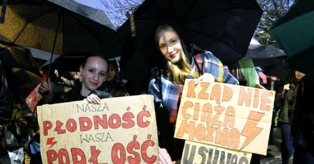 Trwają protesty w rocznicę wyroku TK. "My, kobiety, żyjemy w strachu"