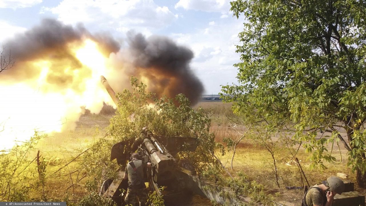 Russian 2A36 Giatsint-B 152 mm in action.