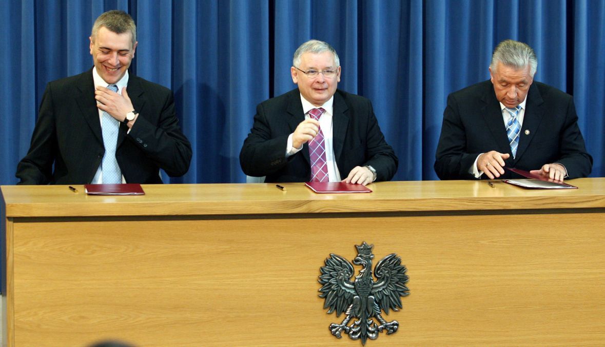 Roman Giertych, Jarosław Kaczyński i Andrzej Lepper podpisują 29 czerwca 2007 roku aneks do umowy koalicyjnej. Ich sojusz zaczął się rozpadać w kilka dni później