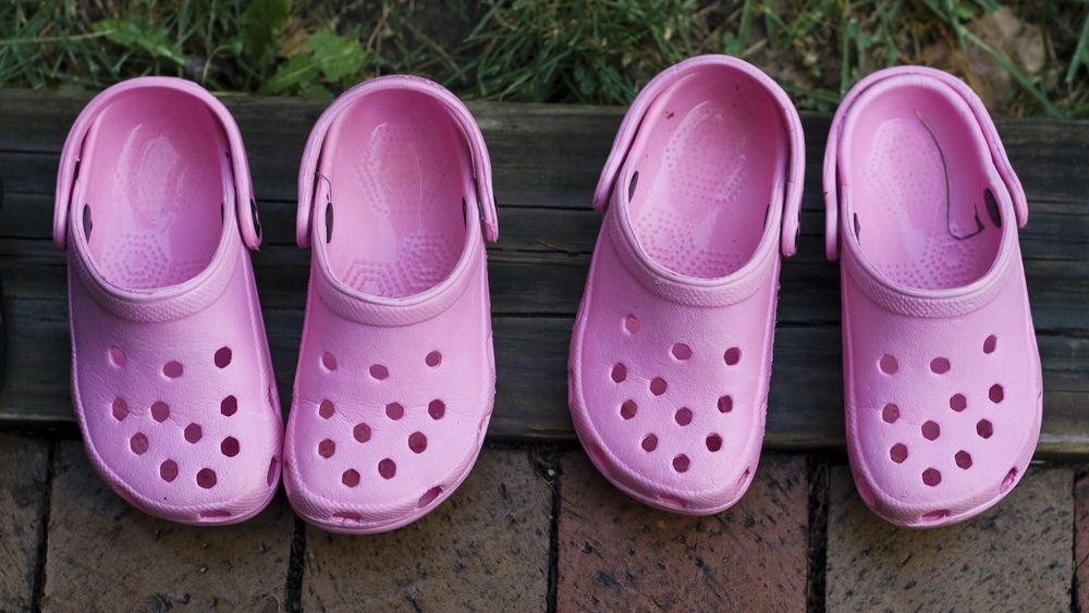 Popularne buty Crocsy zwiększają ryzyko zapalenia ścięgien