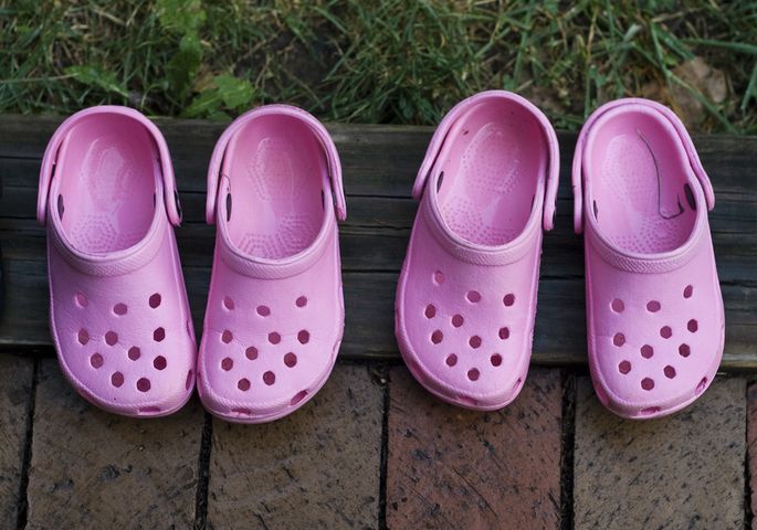 Popularne buty Crocsy zwiększają ryzyko zapalenia ścięgien