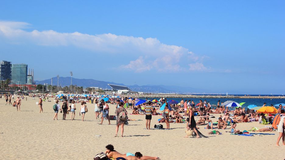 Hiszpańskie plaże w sezonie wypełniają turyści z różnych krajów 