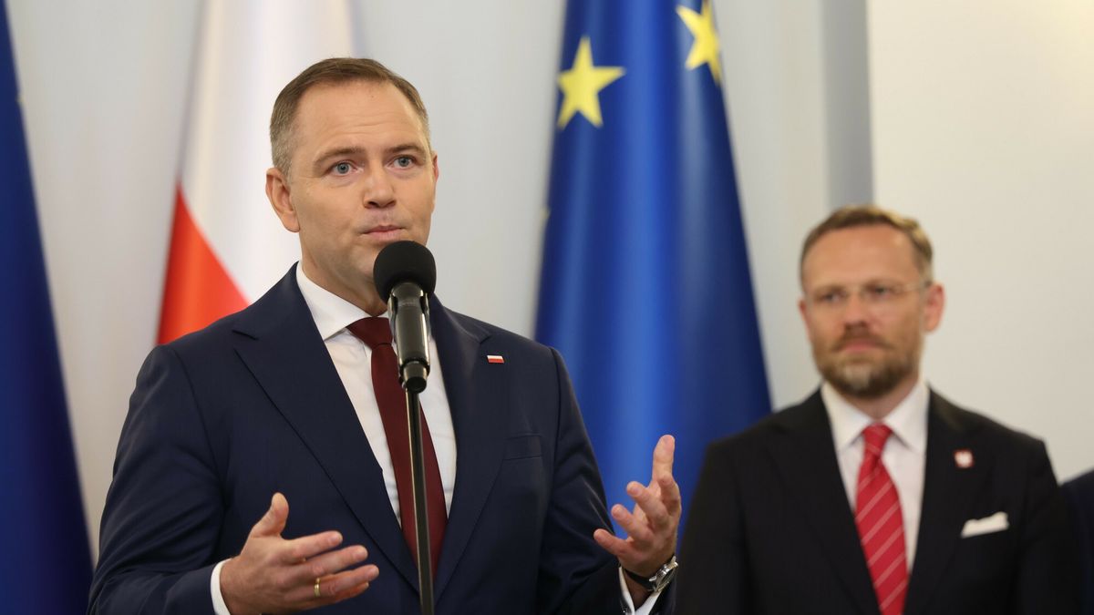 Prezydent Karol Nawrocki (L) i szef KPRP Zbigniew Bogucki (P) 