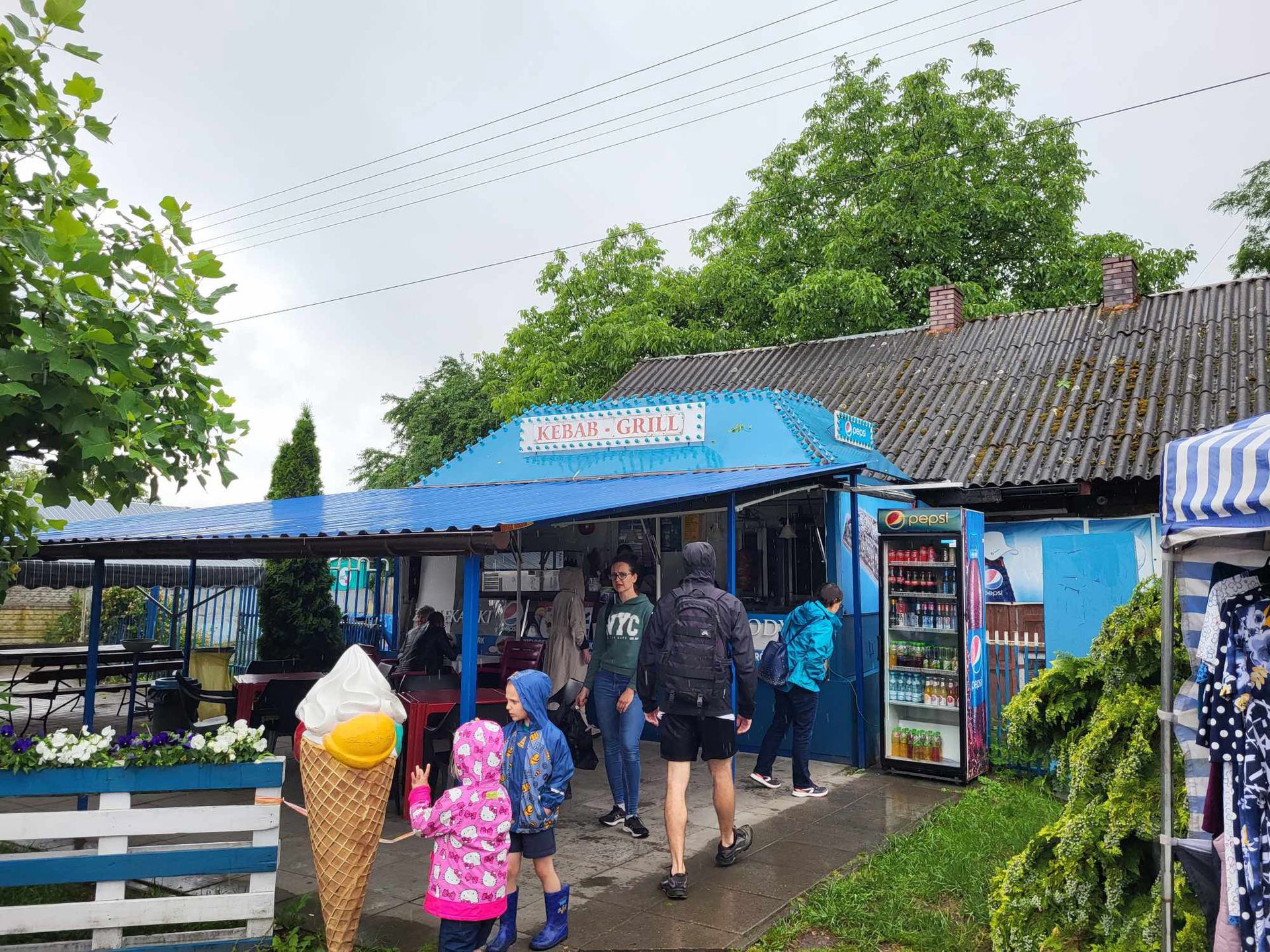 Lokal z kebabem, w którym dostępne są też pierogi.