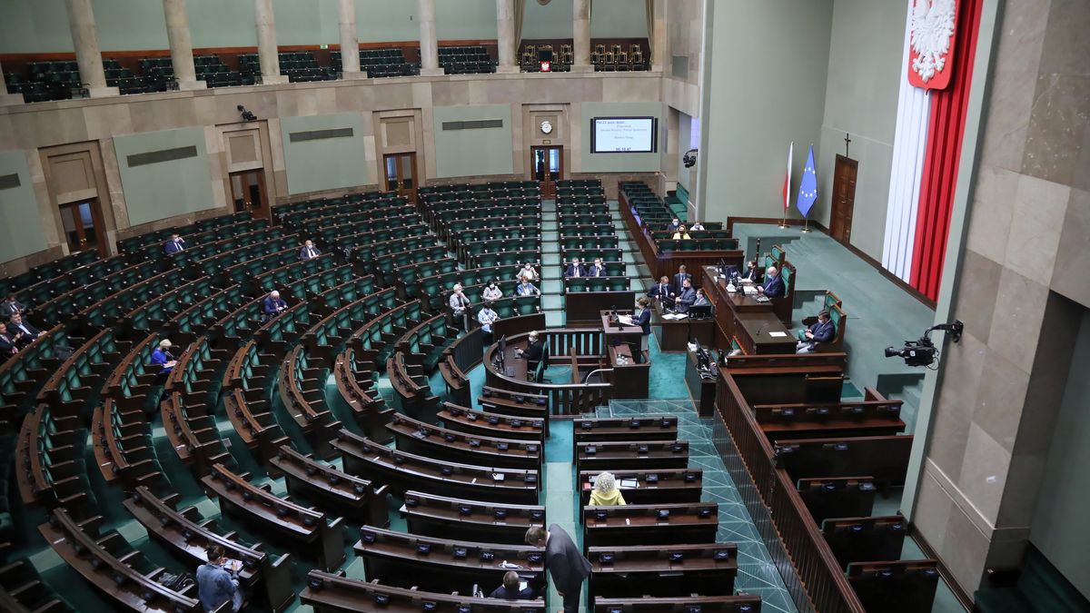 Warszawa, 17.09.2021. Minister rodziny i polityki społecznej Marlena Maląg (C) na sali plenarnej niższej izby parlamentu, 17 bm. w Warszawie. W trzecim dniu posiedzenia Sejmu posłowie rozpatrzą m.in. rządowy projekt ustawy o rodzinnym kapitale opiekuńczym i będą głosować nad poprawkami Senatu do kilku ustaw, w tym do noweli ustawy o wynagrodzeniu osób zajmujących kierownicze stanowiska państwowe. (amb) PAP/Wojciech Olkuśnik