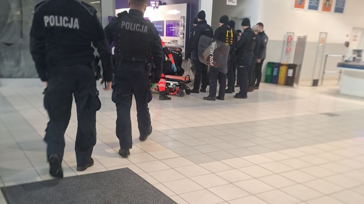 Agresywny mężczyzna zatrzymany w salonie Plat w Leclerc przy ul. Turystycznej