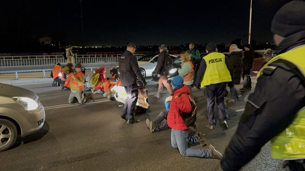 Po godz. 18:30 w piątek aktywiści po raz trzeci zablokowali Most Gdański