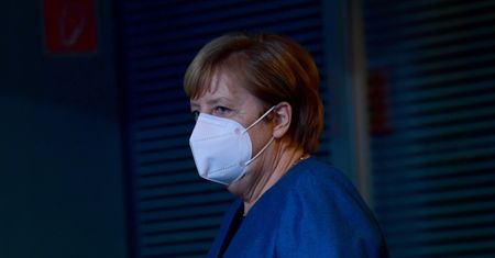 Pandemia zmusiła Niemcy do rozszerzenia ograniczeń. Merkel tłumaczy