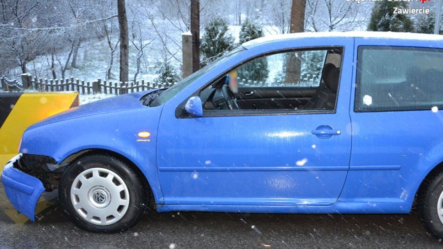 Zawiercie. Pijana 23-latka zakończyła jazdę na podporach zabezpieczających. 