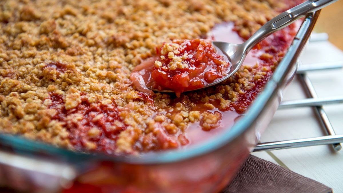 Kroję rabarbar i posypuję kruszonką. Rodzina prosi mnie o ten deser co drugi dzień