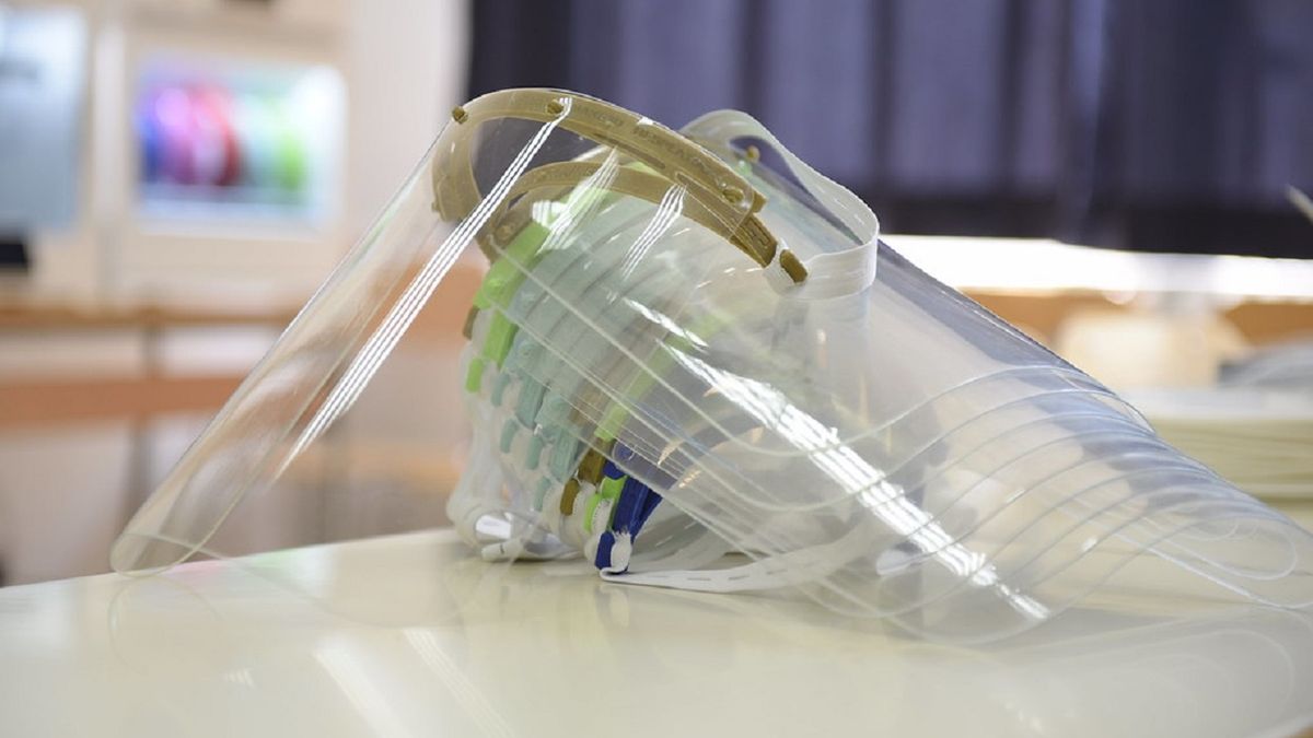 Przyłbice będą zakazane. Firma CoverOne jednak nie obawia się spadków sprzedaży.