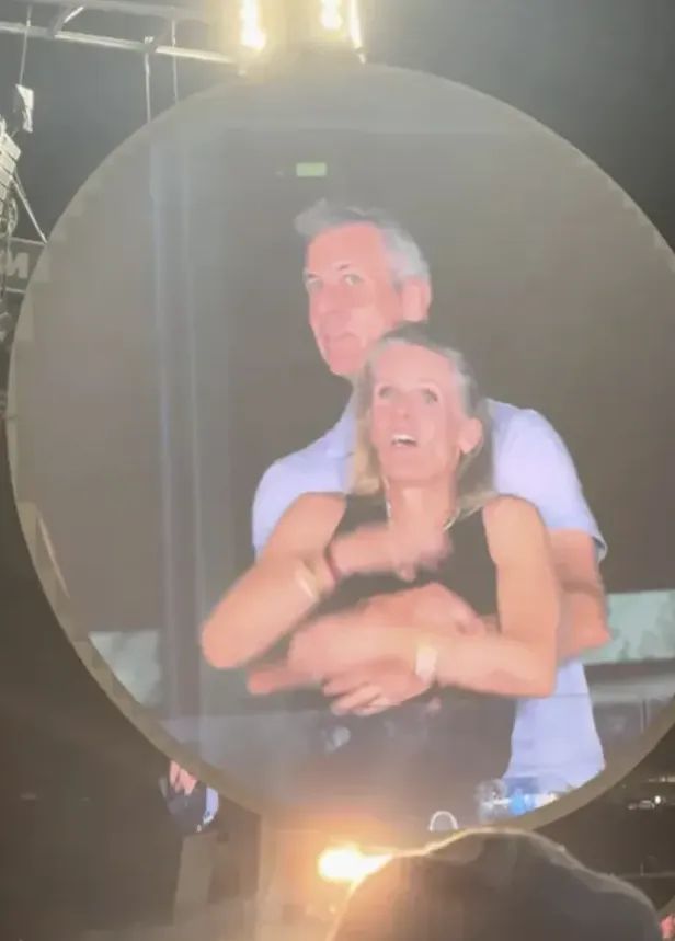 Andy Byron i Kristin Cabot na nagraniu z koncertu Coldplay