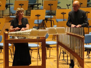 Dźwięki, których źródłem są drgania szkła. W Filharmonii Zielonogórskiej wysłuchaliśmy unikalnego koncertu Wiener Glasharmonika Duo