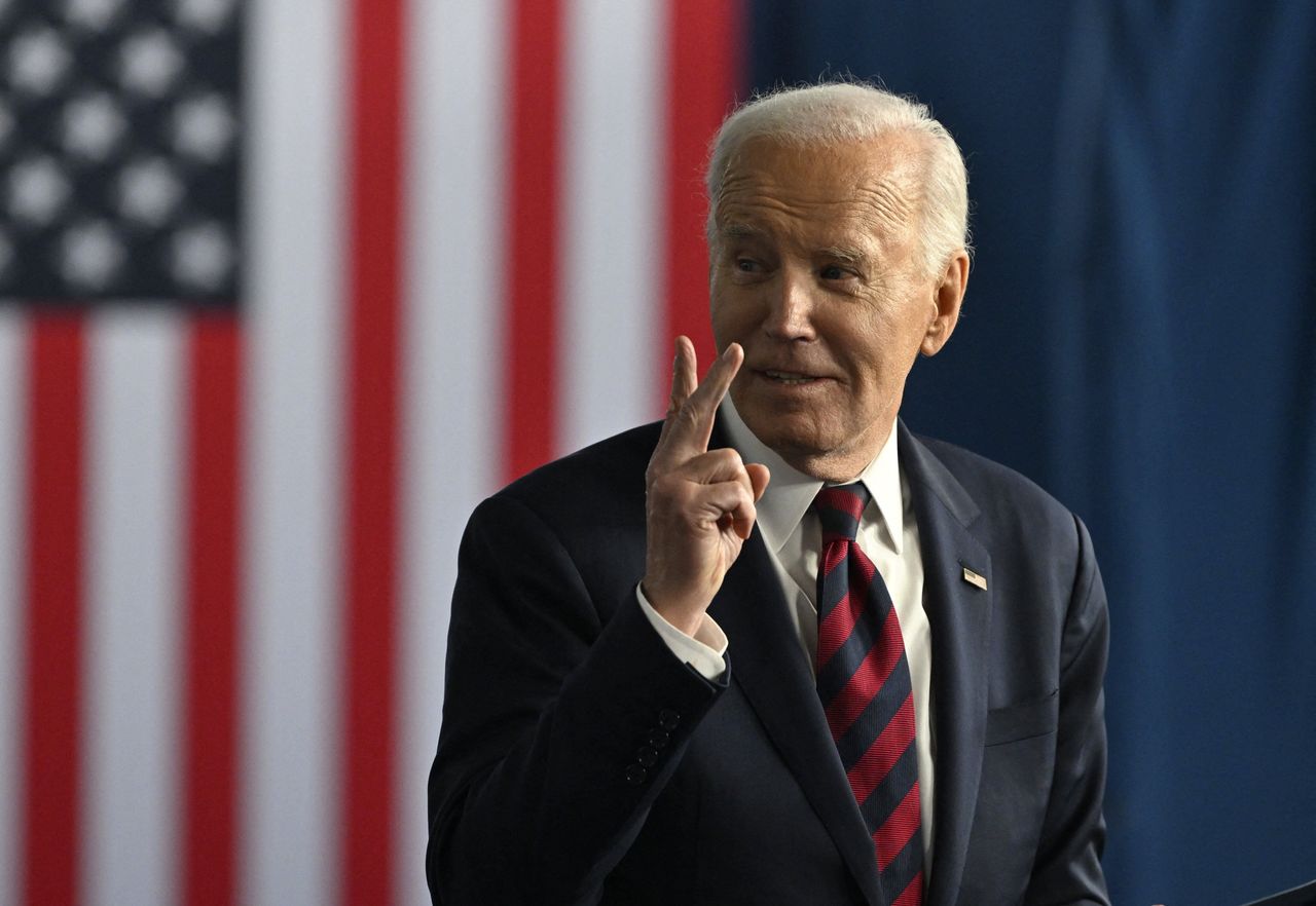 Biden pardoned his relatives. He did it "at the last minute"