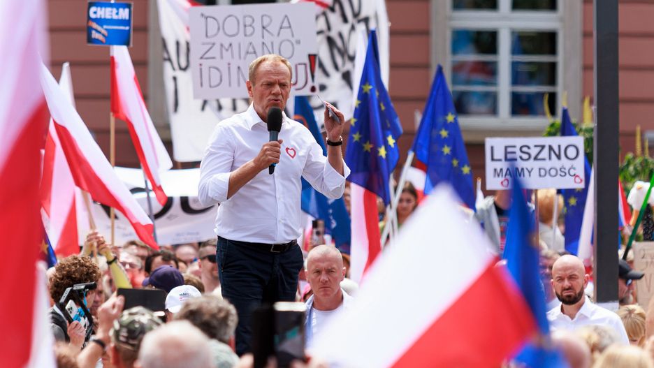 Wrocław, 24.06.2023. Przewodniczący PO Donald Tusk podczas wiecu na pl. Nowy Targ we Wrocławiu, 24 bm. (sko) PAP/Tomasz Golla