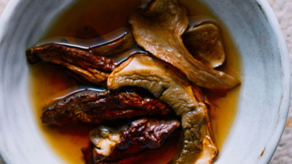 Moczenie grzybów w bulionie daje świetne efekty