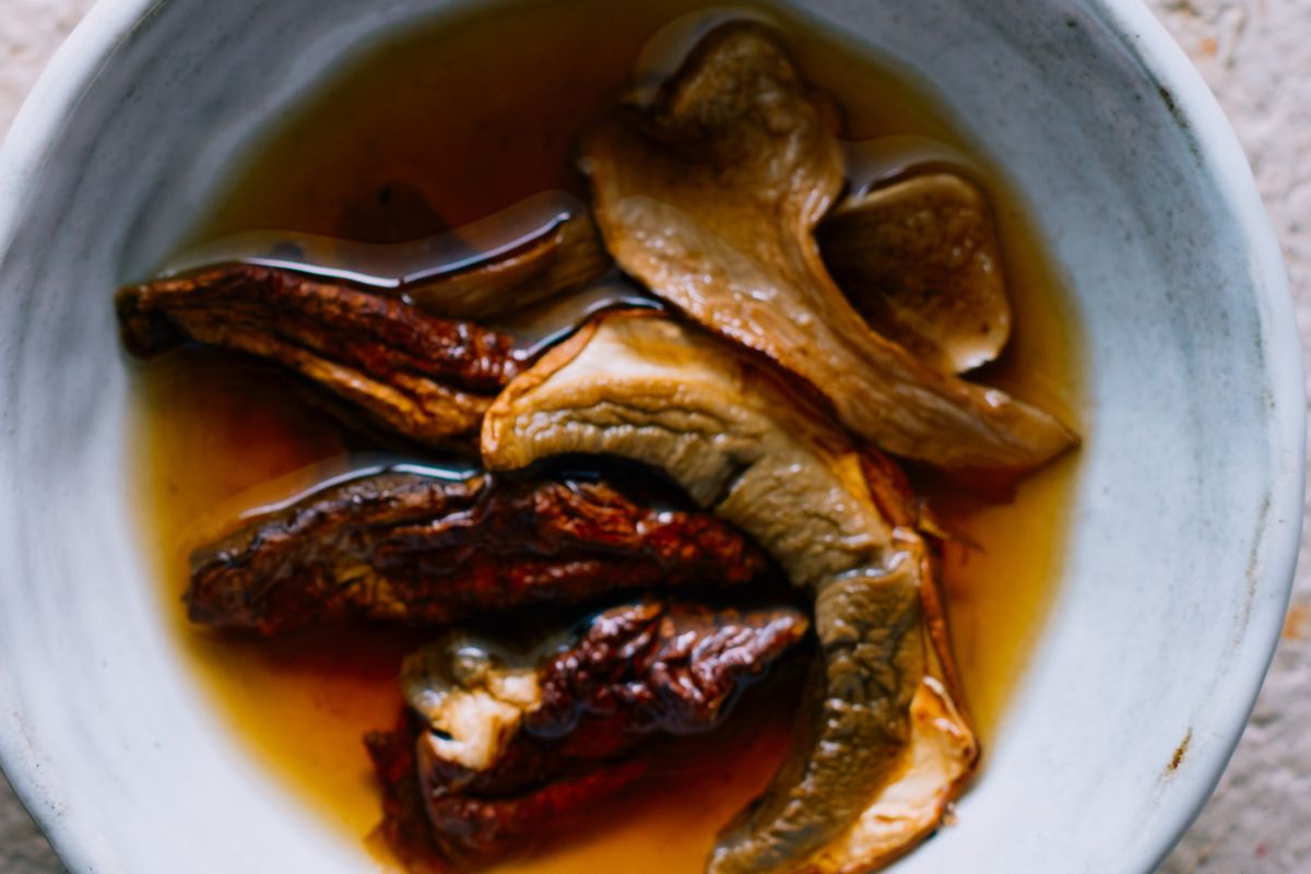 Żadna woda czy mleko. Wybieram inny płyn do moczenia i suszone grzyby są mięciutkie, a smak jeszcze wyraźniejszy