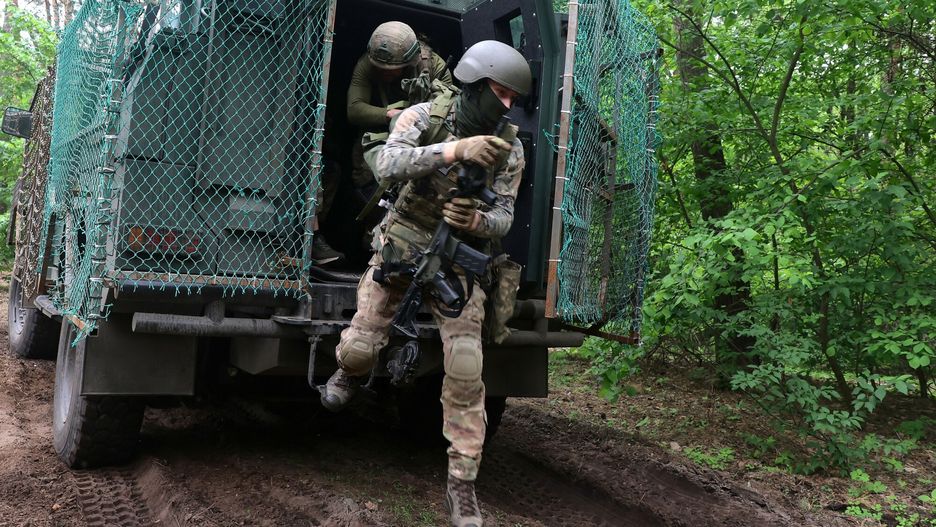 Wojna w Ukrainie rok 2025
Soldiers of separate infantry units of the 13th Khartiia Brigade of Ukraine?s National Guard practise disembarking from armoured vehicles during tactical exercises, Kharkiv region, Ukraine, on May 17, 2025. (Photo by Viacheslav Madiievskyi/Ukrinform)
Viacheslav Madiievskyi