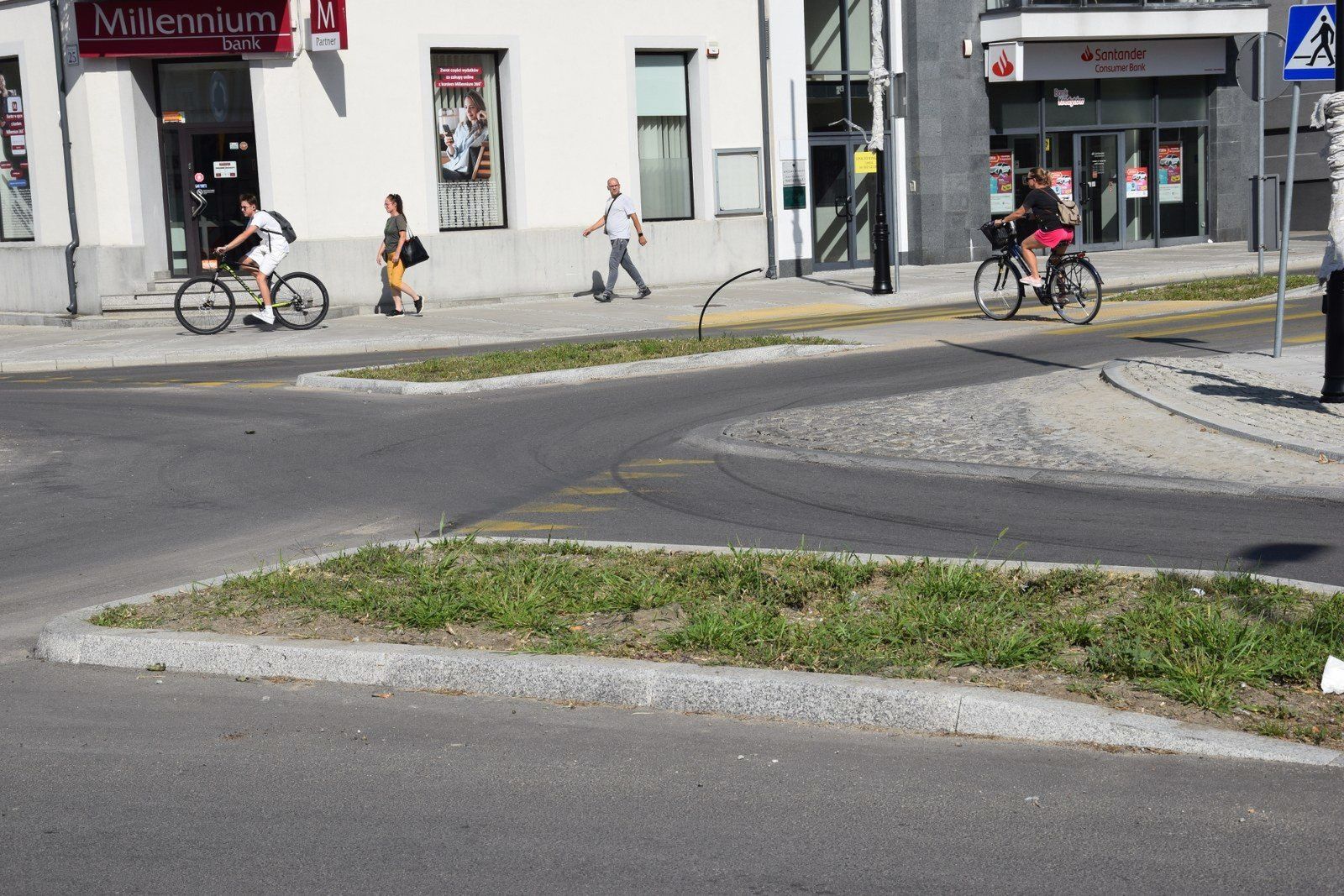 Plac Wolności w Zduńskiej Woli ma już namalowane pasy dla pieszych