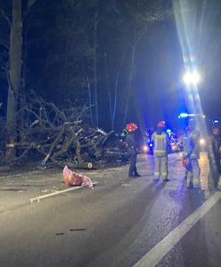 Poważny wypadek pod Warszawą Auto kompletnie zniszczone