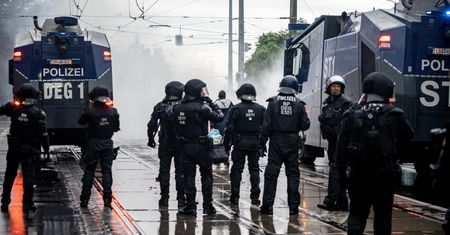 Tysiące niemieckich koronasceptyków na ulicach. W kilku miastach doszło do zamieszek, ranni zarówno uczestnicy jak i policjanci