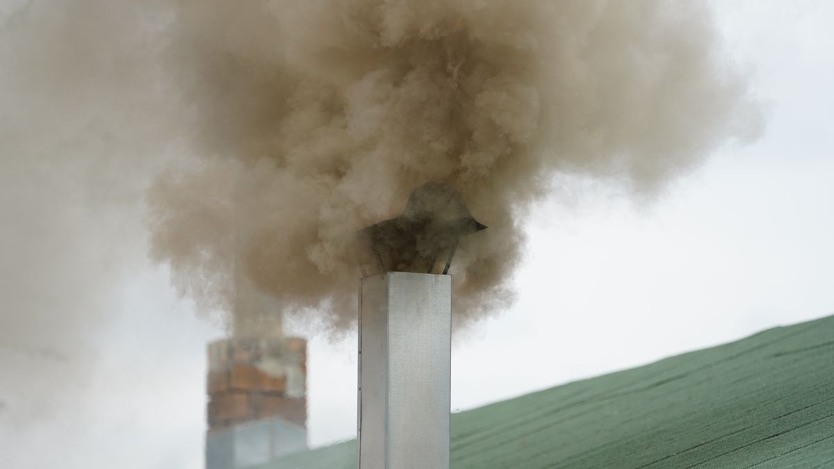 Dym unoszący się z komina.