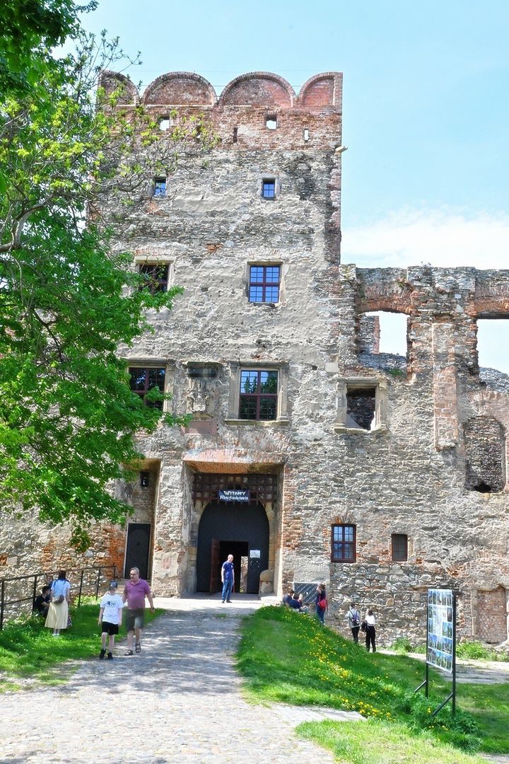Blisko 700-letnie ruiny przyciągają miłośników lokalnej historii. W ostatnich latach  obiekt został częściowo wyremontowany. Można wejść na wieżę, która obecnie pełni funkcję punktu widokowego. 