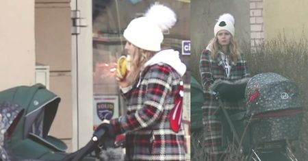 Zmęczona Kalicka pcha wózek i zajada banana