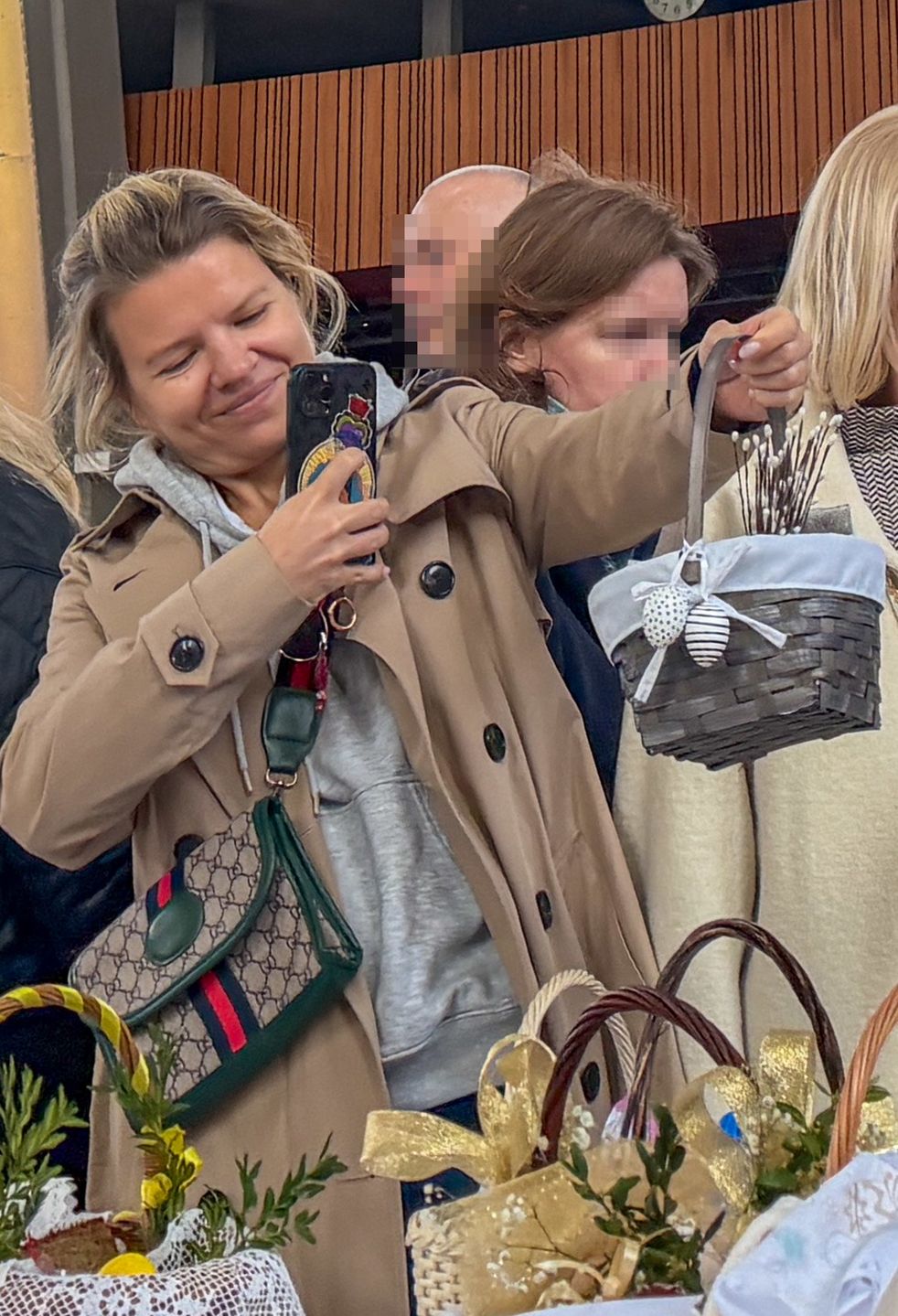 Marta Manowska z matką święci pokarm w kościele