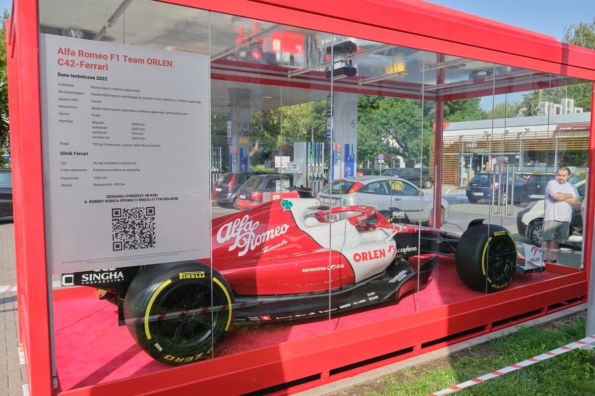 Bolid Alfa Romeo Formuły 1 na stacji paliw Orlen przy ul. Głębokiej w Lublinie