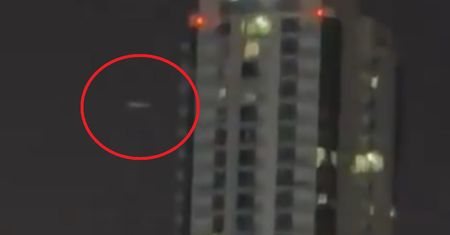 Nagranie z Bahrajnu. Irański dron trafił w wieżowiec