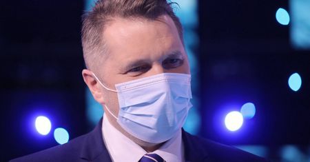 Szczepienia poza kolejką. Przemysław Czarnek o "ratowaniu życia najbardziej narażonych"