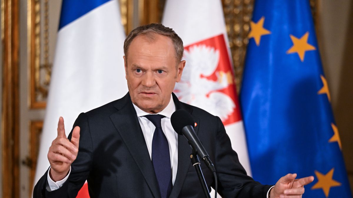 Paryż, Francja, 27.03.2025. Premier Donald Tusk podczas konferencji prasowej w Ambasadzie RP w Paryżu, 27 bm. W stolicy Francji odbywa się szczyt ws. gwarancji bezpieczeństwa dla Ukrainy. (aldg) PAP/Radek Pietruszka
