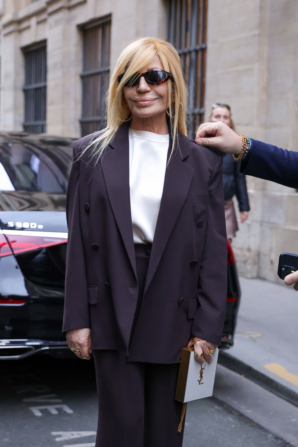 Odmieniona Donatella Versace maszeruje na imprezę YSL