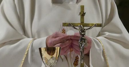 Skandal w Dąbrowie Górniczej. Ksiądz głaskał uczennice po pośladkach
