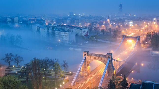 Mgła i inne zjawiska atmosferyczne mogą dodać zdjęciom w mieście klimatu.