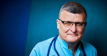 Czwarta fala COVID-19. "Otwierając szkoły, tworzymy nowy teren dla wirusa"
