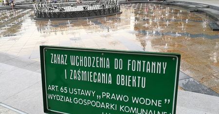 Nie będzie mandatów za wejście do fontanny na placu Litewskim. Tabliczki do wymiany