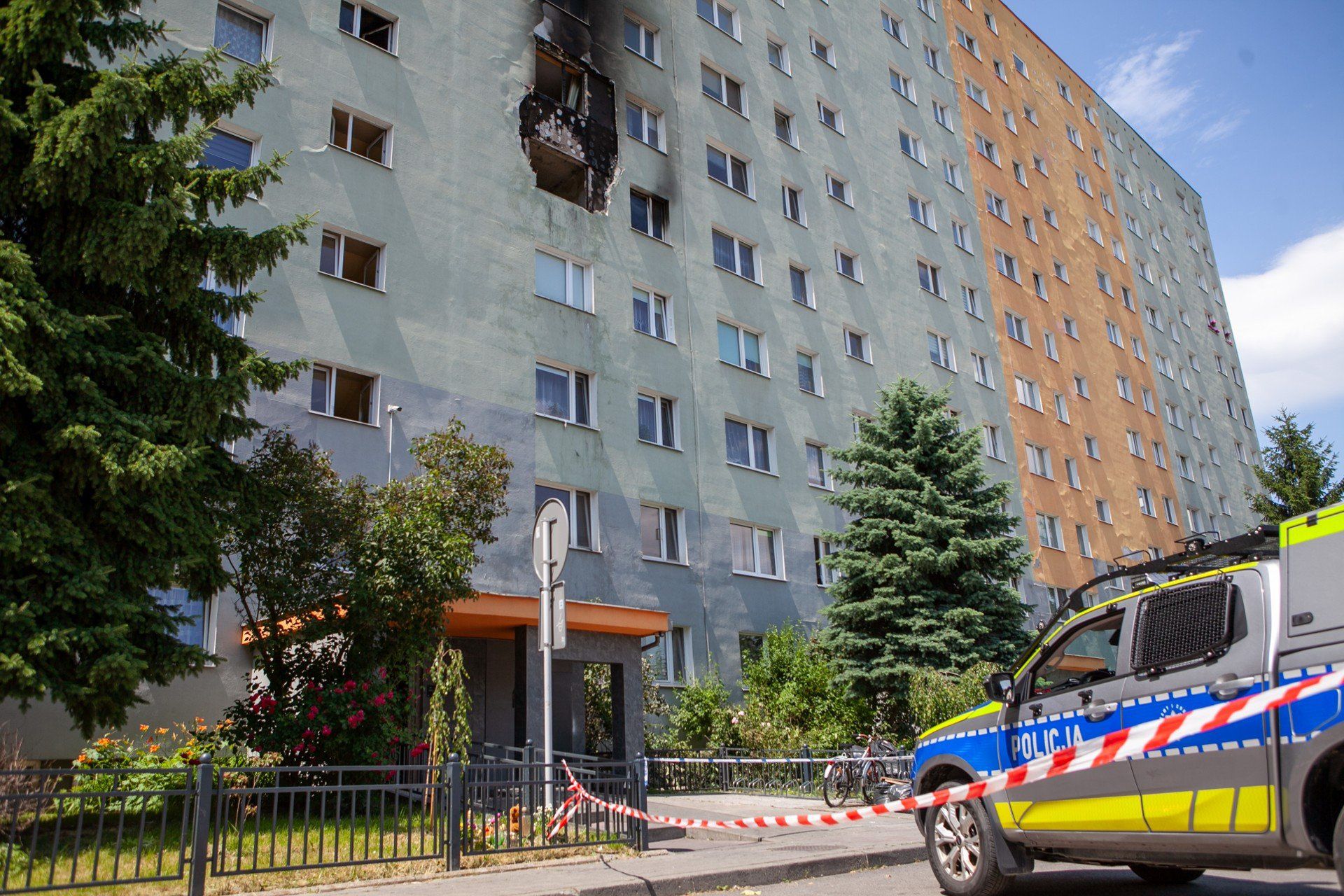 Wejścia do klatki gdzie wybuchł pożar cały czas strzeże policja