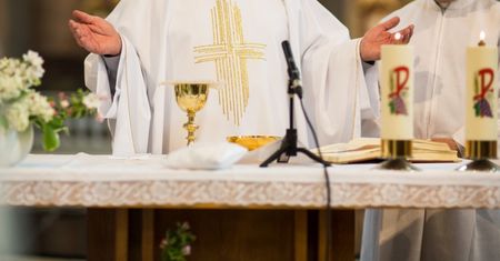 W sieci wrze po skandalicznych życzeniach dla kobiet. Były od księży