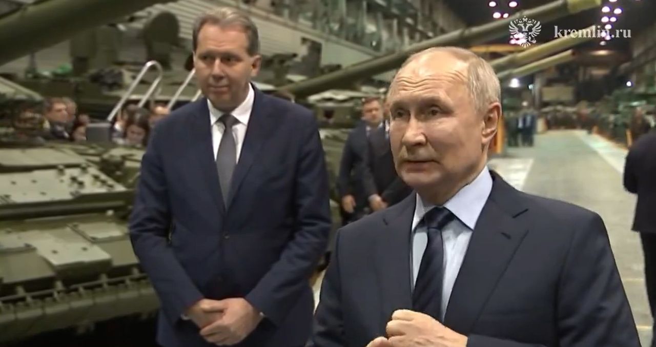 Władimir Putin podczas wizyty w zakładzie produkcji czołgów