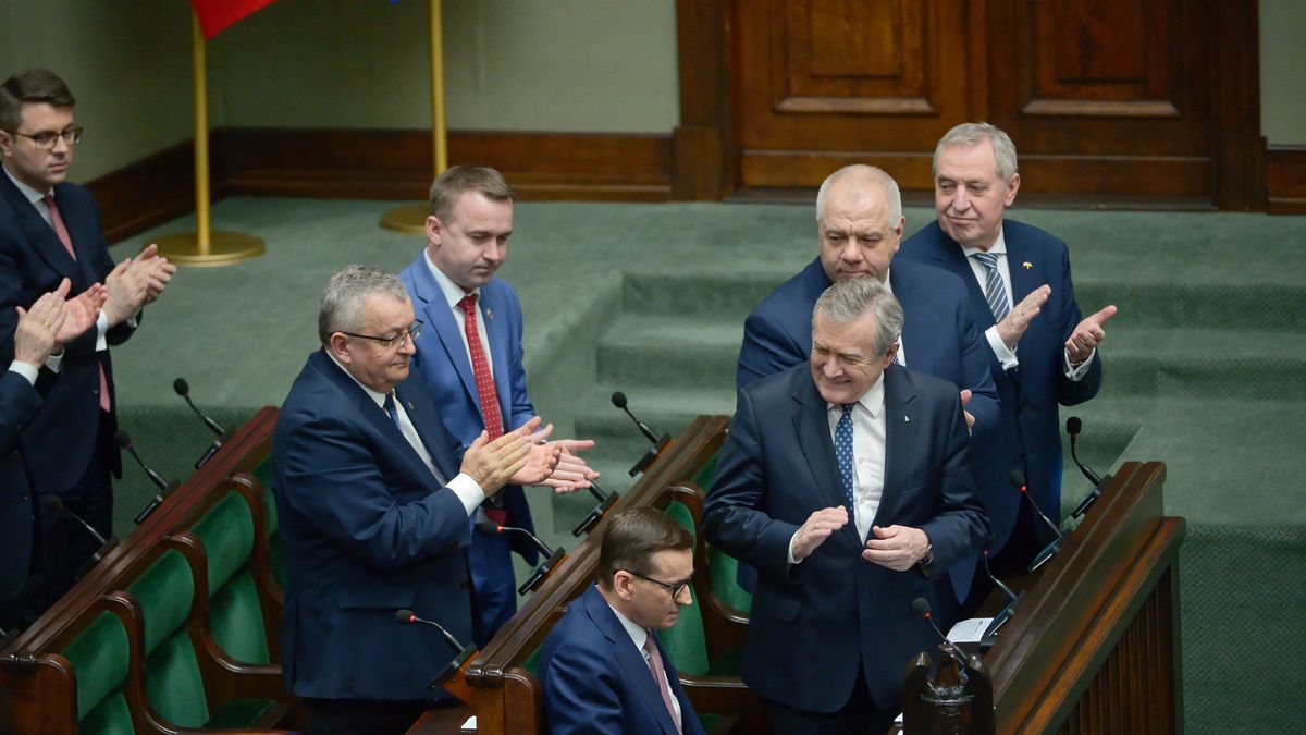 Na zdjęciu członkowie rządu PiS oklaskujący na stojąco Mateusza Morawieckiego, który siedzi
